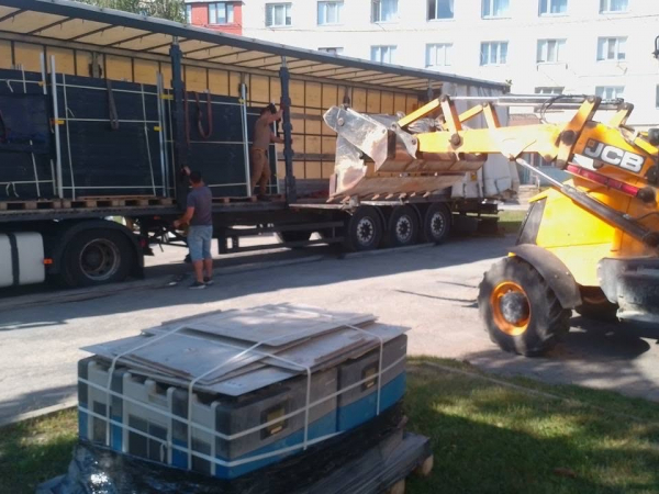 Заводська громада отримала 630 сонячних панелей та 8 інверторів від французів (фото)