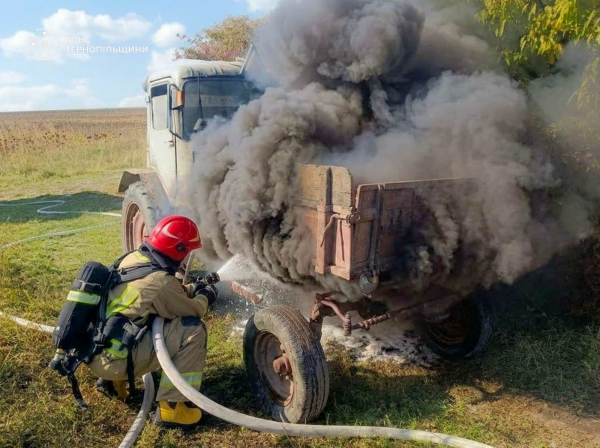 Дев’ять пожеж за добу: на Тернопільщині від вогню врятували сім будівель і два транспортні засоби (фото)