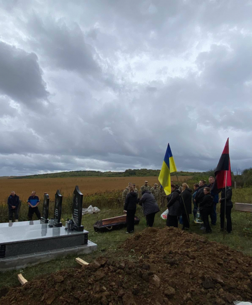 Назавжди 37: у Саранчуківській громаді попрощалися з воїном Михайлом Хвалком