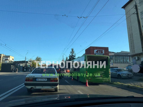 На Микулинецькій у Тернополі через ДТП утворився значний затор (фото)