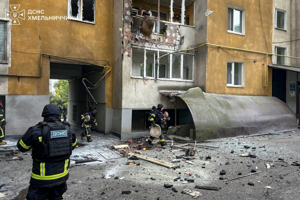 Російський дрон влучив у багатоповерхівку на Хмельниччині (ФОТО)