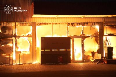 Вночі армія РФ завдала ударів по Одесі, пошкодивши медичний та освітній заклади, житлові будинки — двоє людей постраждали (фото, відео)