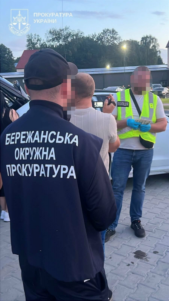 Затримали після передачі 6 тисяч доларів: у Бережанах викрили схему виїзду до Угорщини (фото)