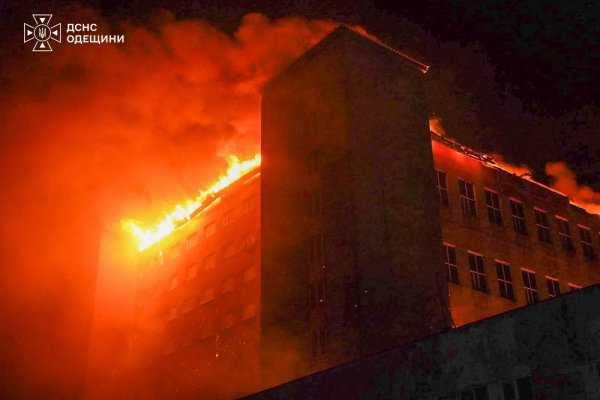 Вночі армія РФ завдала ударів по Одесі, пошкодивши медичний та освітній заклади, житлові будинки — двоє людей постраждали (фото, відео)