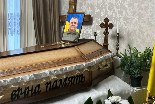 Прапор з домовини взяла внучка: Підволочиська громада попрощалася з воїном Анатолієм Голіятом (фото)