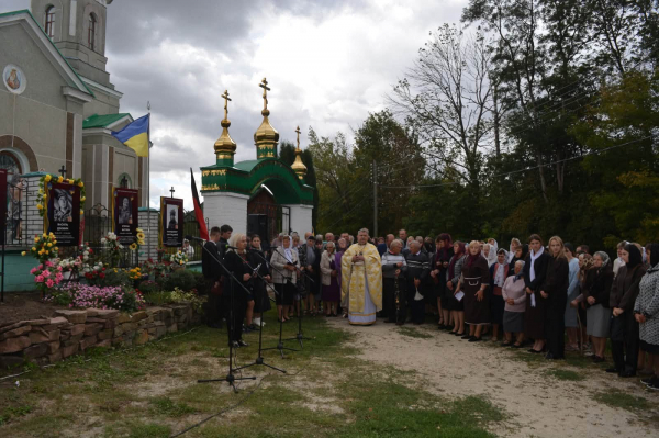 На Збаражчині вшанували полеглих воїнів та освятили пам’ятний знак Герою (фото)