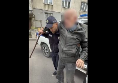 Лежав на дорозі: у Тернополі знайшли чоловіка, який потребував допомоги