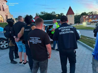 Затримали після передачі 6 тисяч доларів: у Бережанах викрили схему виїзду до Угорщини (фото)