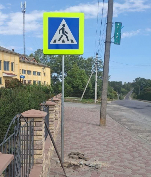 Поблизу навчальних закладів на Тернопільщині поновлюють розмітку на пішохідних переходах та замінюють старі дорожні знаки (фото)