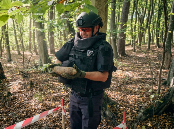 Десятки років пролежали в землі: на Тернопільщині знайшли два снаряди
