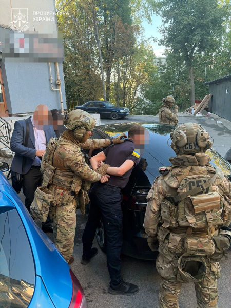 Митник з Тернополя взяв 5 тисяч доларів за зарахування на навчання для відстрочки (фото)