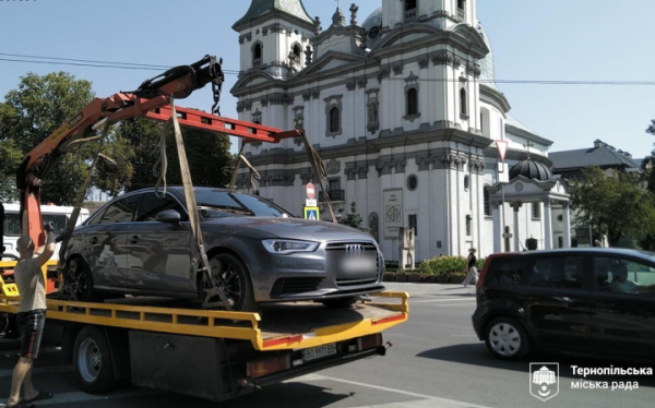 Не знають правил, чи немає місць: у Тернополі за місяць винесли 2957 постанов за неправильне паркування (фото)