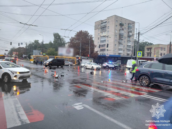 Масштабна аварія сталася на перехресті Бандери, Коновальця та Слівенської у Тернополі (фото)