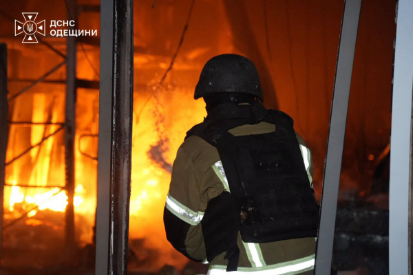 Вночі армія РФ завдала ударів по Одесі, пошкодивши медичний та освітній заклади, житлові будинки — двоє людей постраждали (фото, відео)