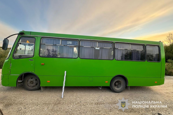 В Тернополі, виходячи з маршрутки, травмувалася 86-річна жінка (фото)