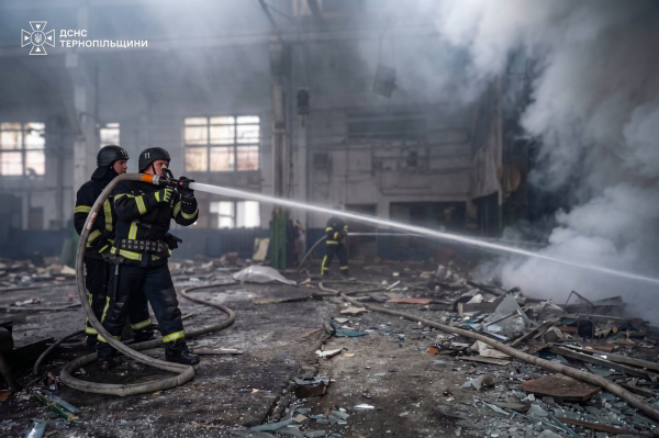 В ДСНС показали кадри ліквідації наслідків атаки на Тернопіль (фото)