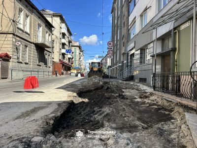 Одразу на п’яти локаціях у Тернополі ремонтують тротуари, дорогу й двори (фото)