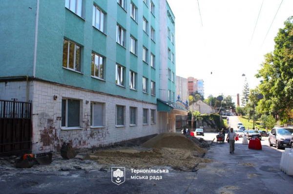 Одразу на п’яти локаціях у Тернополі ремонтують тротуари, дорогу й двори (фото)
