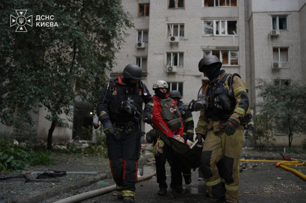 Київ: одна дитина загинула внаслідок ранкової російської атаки (фото, відео)