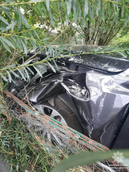 На вулиці Будного водійка Audi знесла металеву огорожу