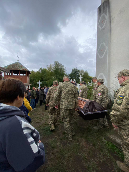 Назавжди 37: у Саранчуківській громаді попрощалися з воїном Михайлом Хвалком