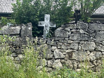 Падають голуби: унікальний хрест, встановлений на місці трагедії, виявили у селі на Чортківщині (ФОТО)