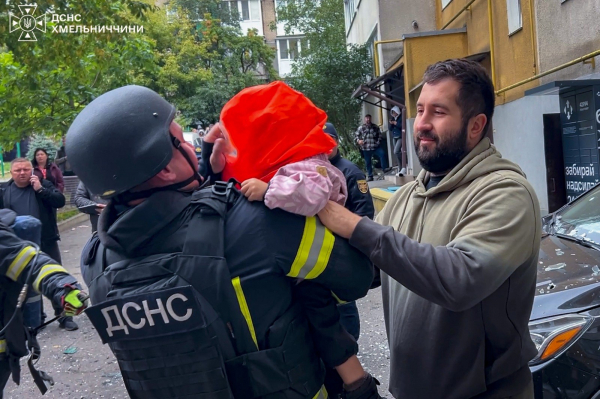 Російський дрон влучив у багатоповерхівку на Хмельниччині (ФОТО)