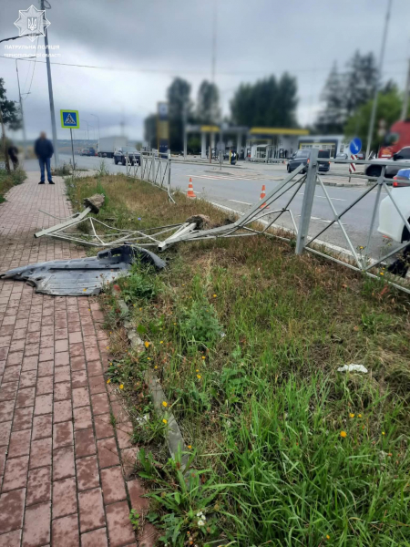 На вулиці Будного водійка Audi знесла металеву огорожу