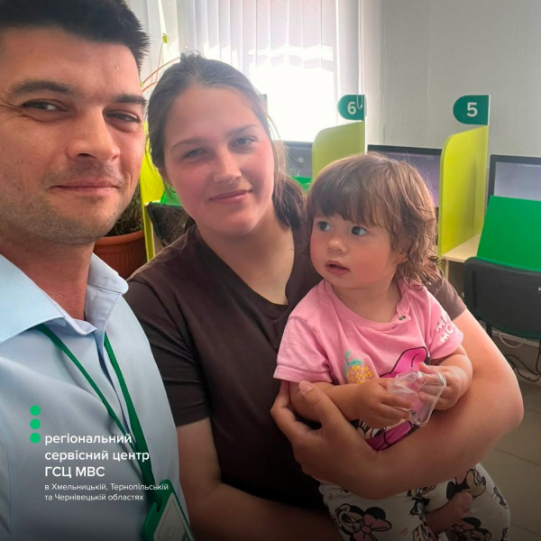 Прийшла на іспит із немовлям: молода мама склала теорію на права у Тернополі (фото, відео)