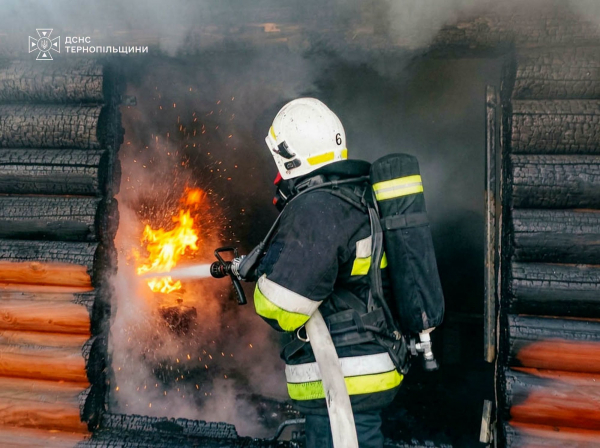 Дев’ять пожеж за добу: на Тернопільщині від вогню врятували сім будівель і два транспортні засоби (фото)