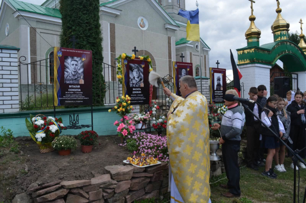 На Збаражчині вшанували полеглих воїнів та освятили пам’ятний знак Герою (фото)