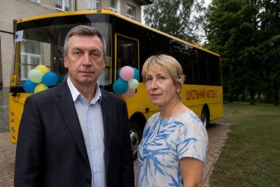 Не пускають дітей у шкільний автобус, не дають парт, стільців та підручників: у Мельнице-Подільській громаді місцеві чиновники влаштували "освітній геноцид" (фото, відео)