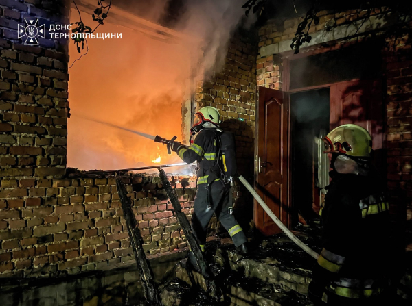 На Тернопільщині горів житловий будинок та стихійні сміттєзвалища (фото)