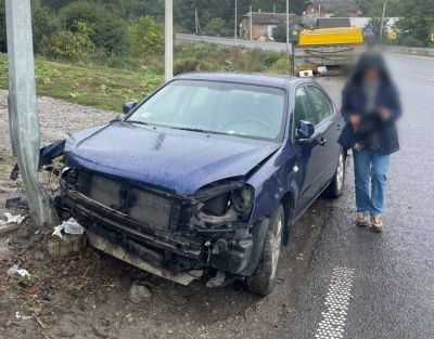 Автомобіль влетів в електроопору: у Теребовлянській громаді сталася ДТП