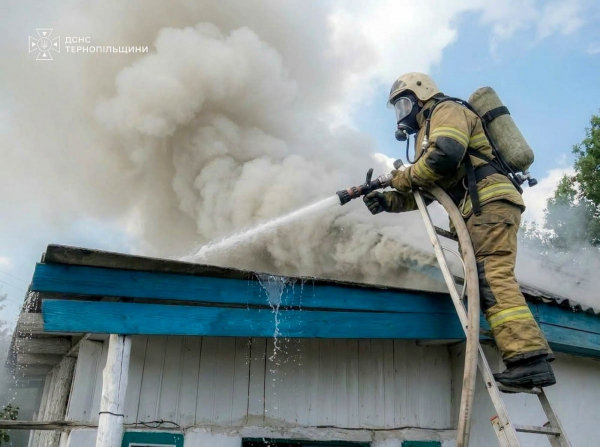 Дев’ять пожеж за добу: на Тернопільщині від вогню врятували сім будівель і два транспортні засоби (фото)
