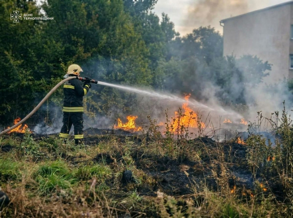 У Гусятині виникла пожежа у квартирі на першому поверсі (фото)