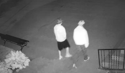У Бучачі в третій ночі навмисно пошкодили банер, встановлений на сцені міського скверу (відео)