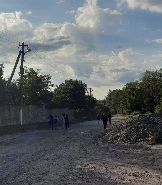 Не пускають дітей у шкільний автобус, не дають парт, стільців та підручників: у Мельнице-Подільській громаді місцеві чиновники влаштували "освітній геноцид" (фото, відео)