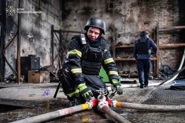 В ДСНС показали кадри ліквідації наслідків атаки на Тернопіль (фото)