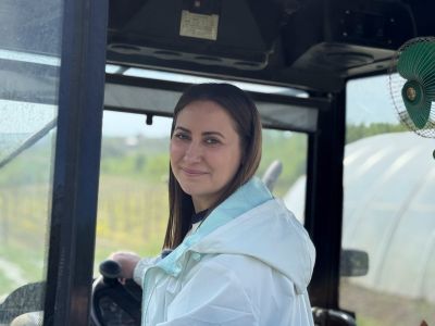 На Тернопільщині жінка опанувала фах трактористки, щоб допомагати чоловікові в полі (фото)