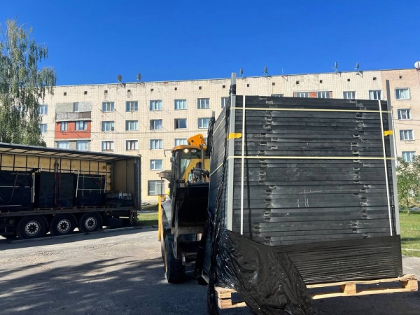 Заводська громада отримала 630 сонячних панелей та 8 інверторів від французів (фото)