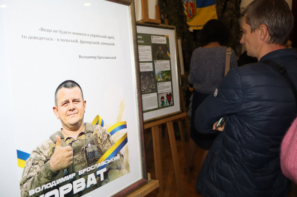 Виставку пам’яті загиблого захисника Володимира Брославського відкрили у Тернополі (фото)