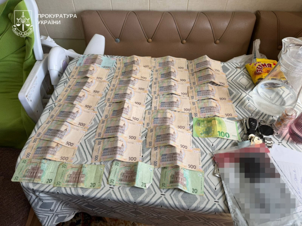 Учасників схеми затримали в Тернополі: вимагали 13 300 євро за переправлення військовозобов'язаних через кордон і 4000 євро за "фіктивний" туберкульоз (фото)