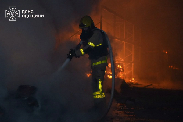 Вночі армія РФ завдала ударів по Одесі, пошкодивши медичний та освітній заклади, житлові будинки — двоє людей постраждали (фото, відео)