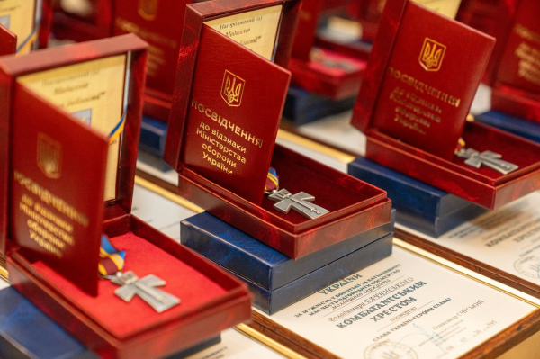 Нагороди, які Герої не встигли отримати: у Тернополі їх передали родинам полеглих воїнів (фото)