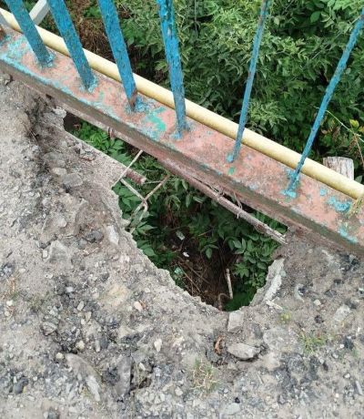 Зруйноване покриття під ногами: у Бережанах людина ледь не впала з мосту біля стадіону (фото)