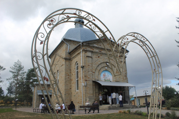 У Товстолузі освятили відреставрований парафіяльний будинок (фото)