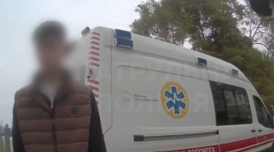 Знепритомнів під час руху: у Тернополі патрульні допомогли велосипедисту (відео)