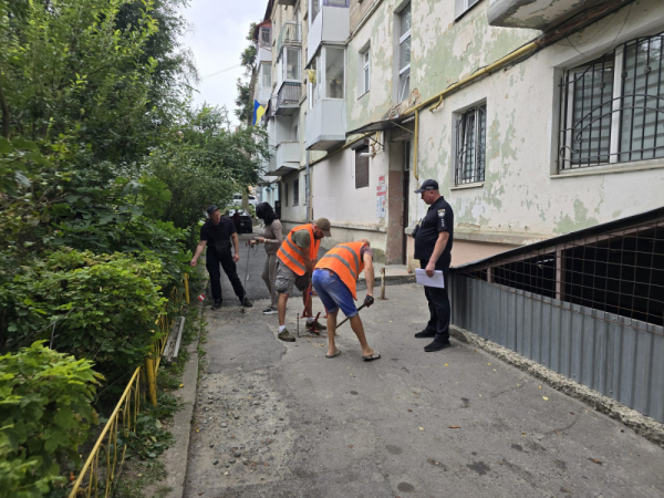 На Замковій у Тернополі демонтували незаконні паркувальні бар’єри та ланцюги (фото)