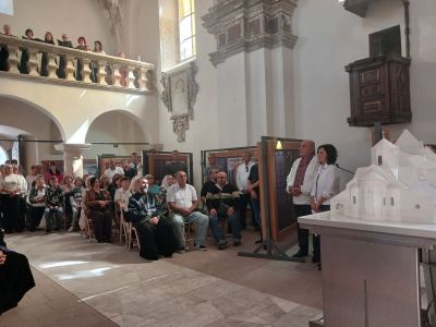Вже показали у 23 локаціях: у Бережанах відкрили виставку про вірменський собор (фото)